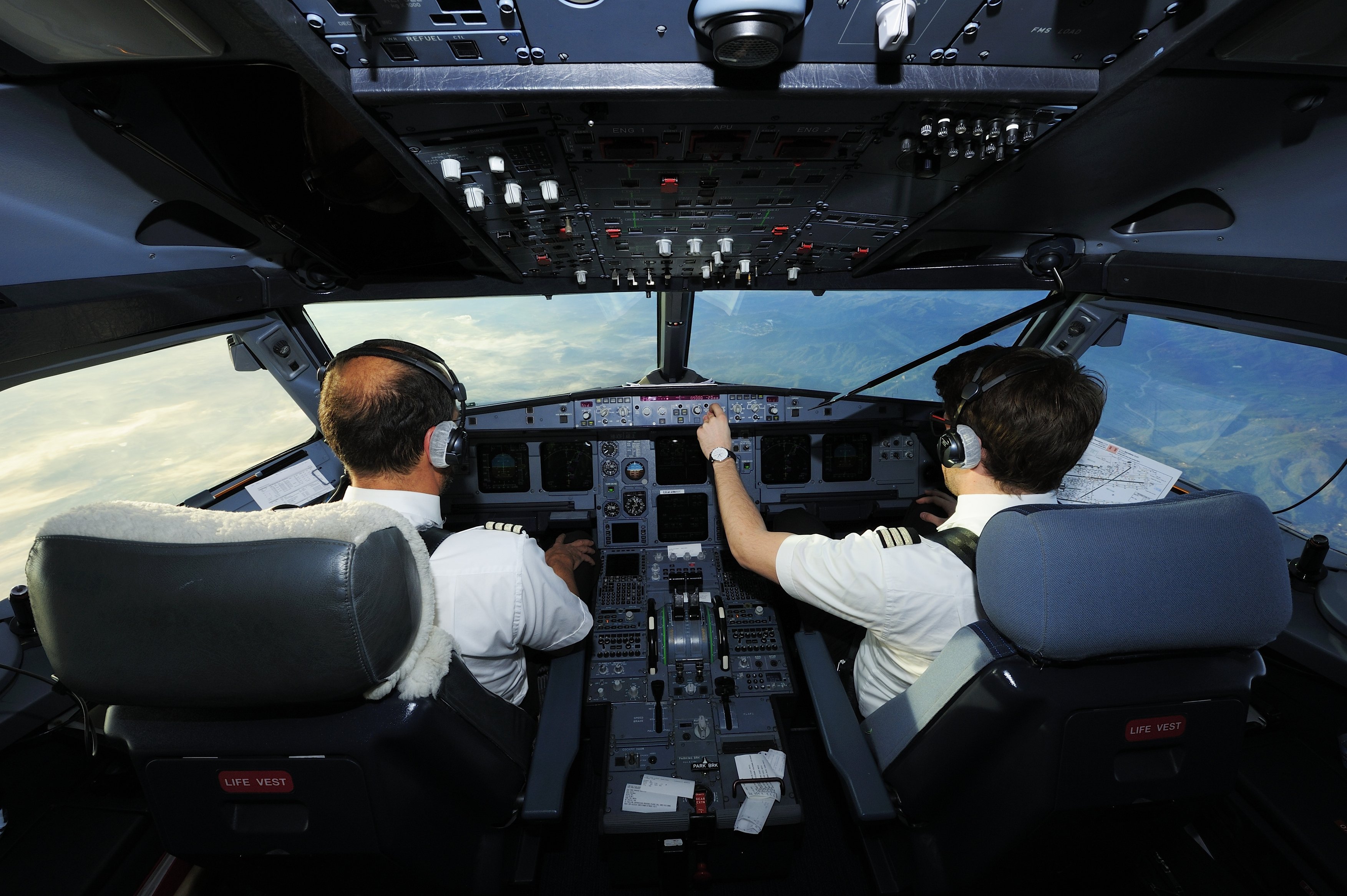 Piloti v kokpitu letadla Airbus
