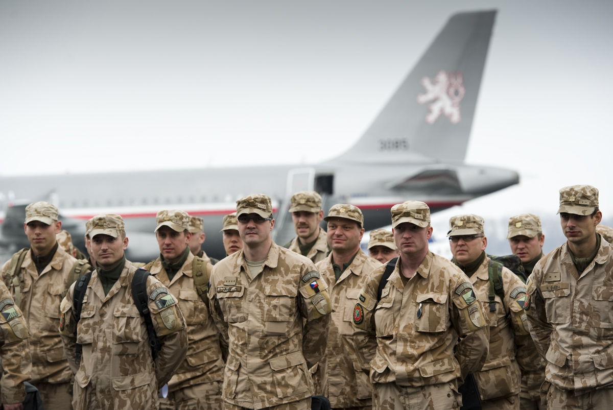 Přílet poslední části 10. jednotky Provinčního rekonstrukčního týmu z Afghánistánu na letiště Praha Kbely