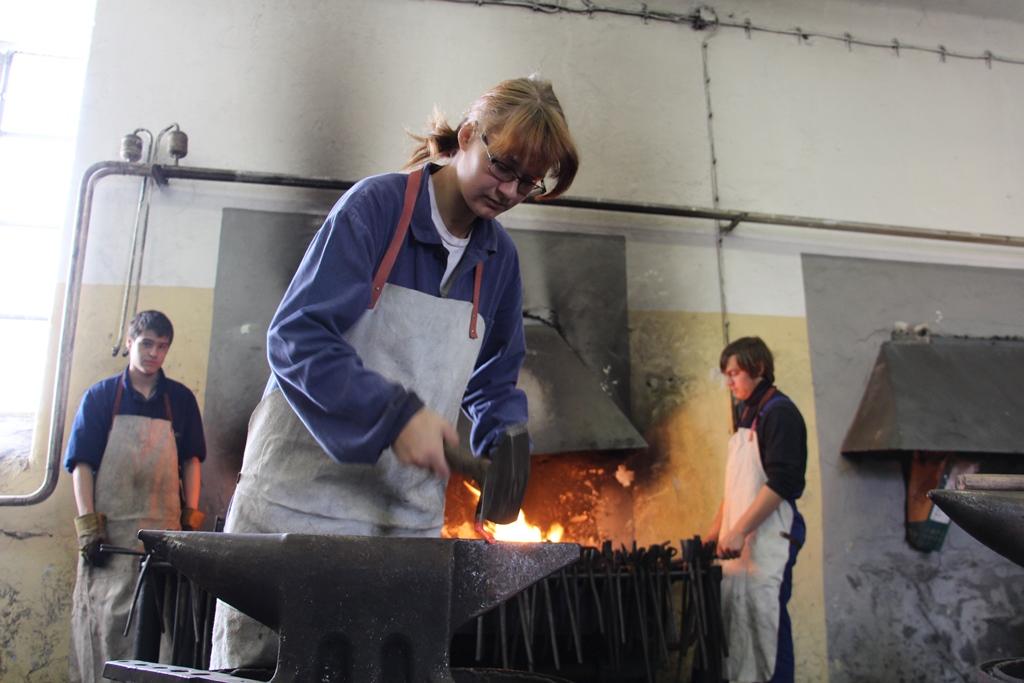 Mezi kovářskými učni v Hněvkovicích jsou i dvě dívky. Na snímku Veronika Krulová