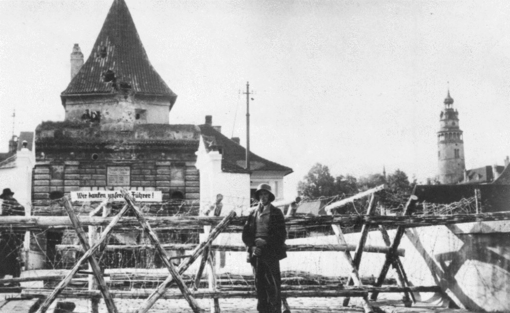Zátaras u Budějovické brány v Českém Krumlově 2. října 1938