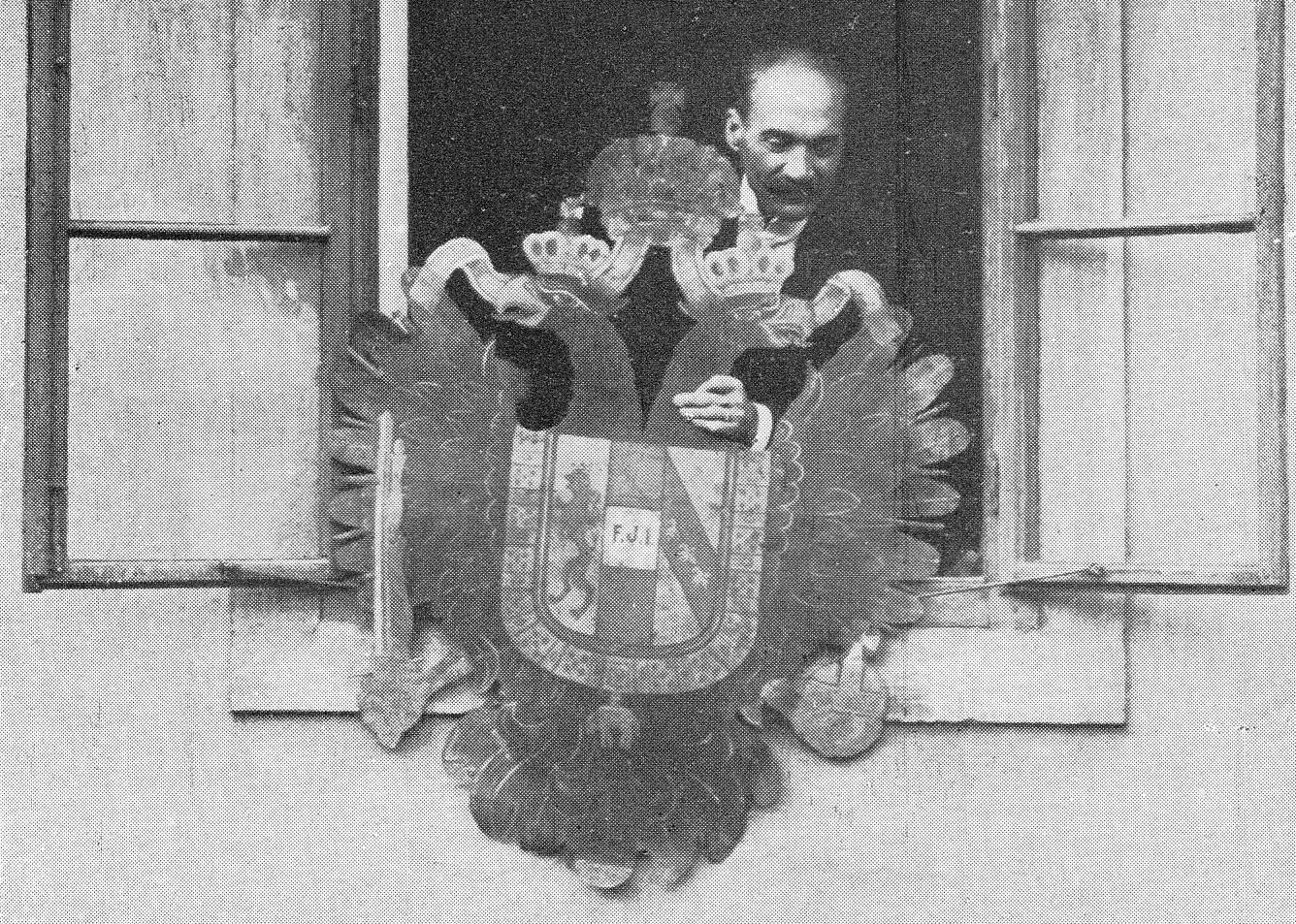 František Miroslav Čapek 28. října 1918 shazuje na dlažbu českobudějovického náměstí rakouského orla z budovy poštovního úřadu