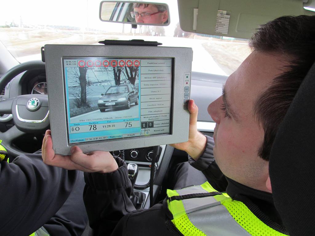 Policejní dopravní hlídky používají služební vozidla s radarem. Ten zaznamenává rychlost ostatních automobilů, přestupky se také natáčí na videokameru