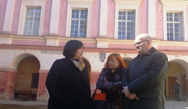 Generální ředitelka Národního památkového ústavu Naděžda Goryczková a ministr kultury Daniel Herman na nádvoří zámku ve Vimperku