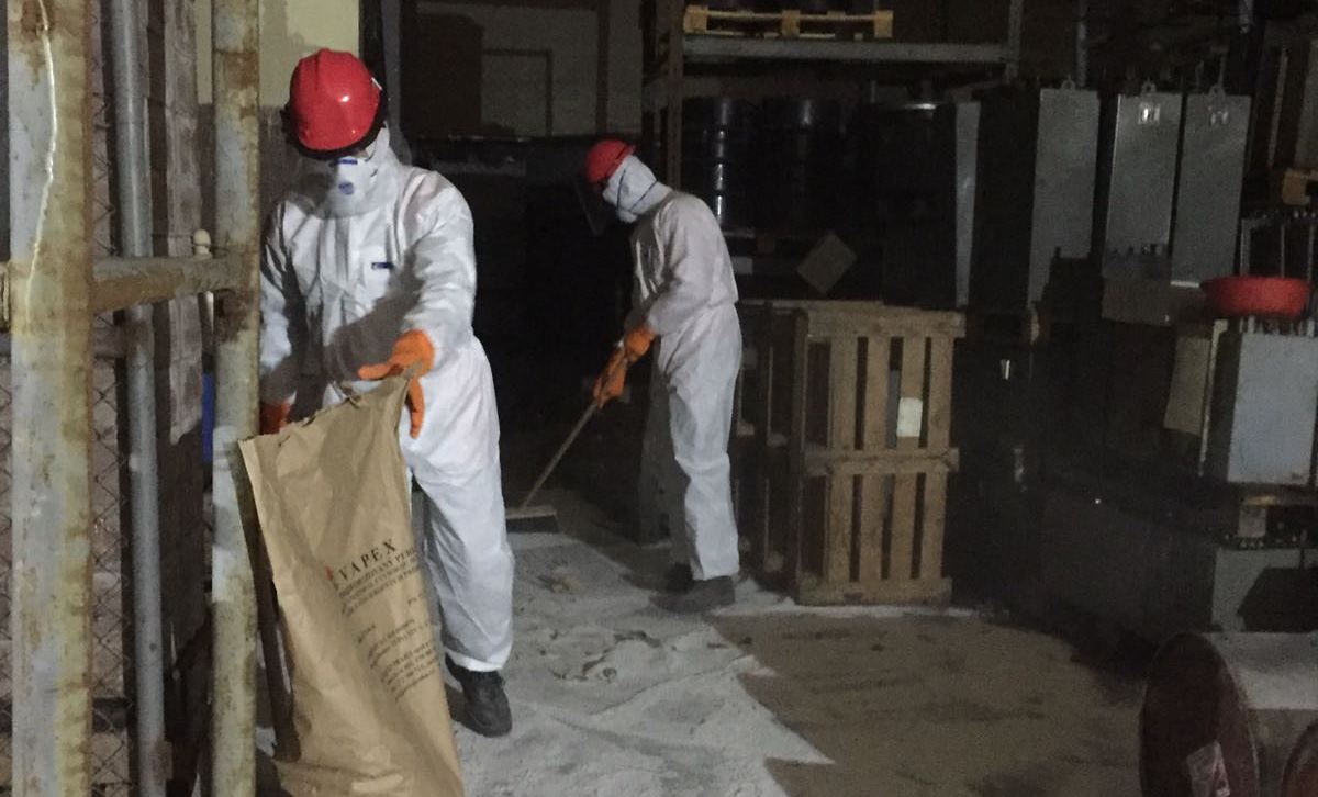 Pracovníci specializované firmy už uklízí v halách, kde je nebezpečný odpad uložený