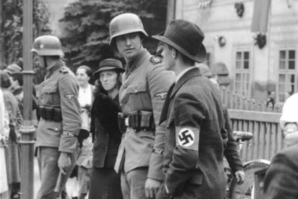 Němečtí vojáci a civilisté při okupaci Sudet. Cheb (1938)