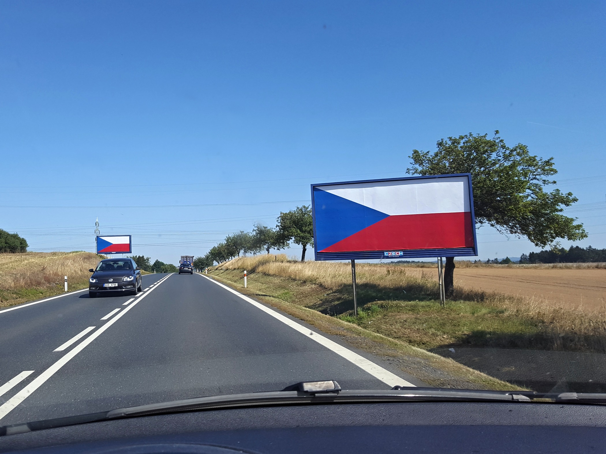 Billboardy u hlavních silničních tahů v Česku zakazuje nový zákon, přesto nezmizely