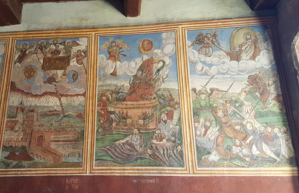 Fresky v luteránské modlitebně vynikají sytými barvami a detailním zpracováním