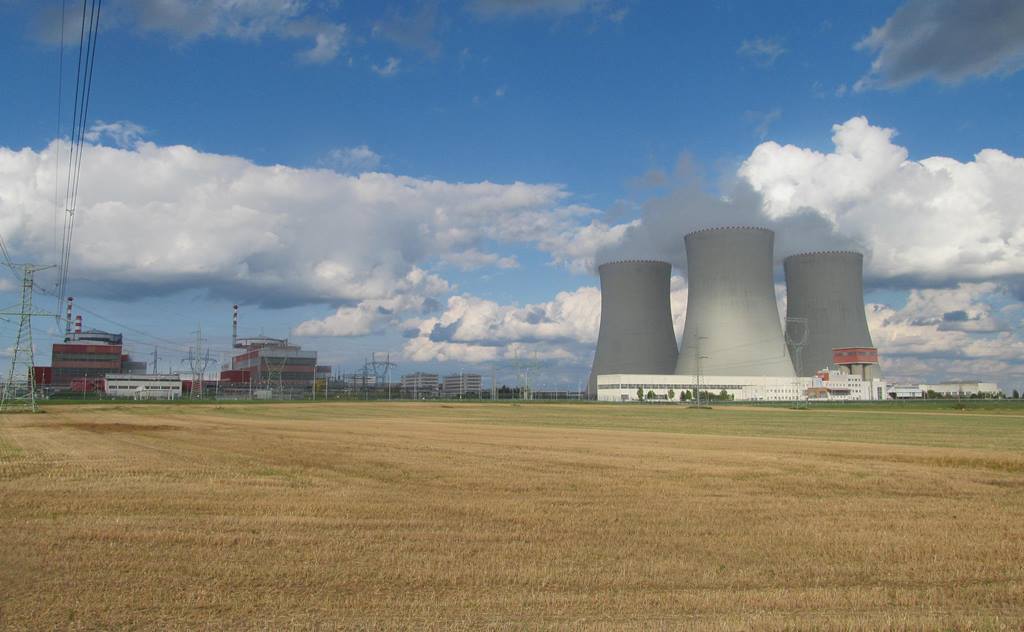Jaderná elektrárna Temelín. Kvůli ní zaniklo několik obcí v okolí, například Temelínec, Břeží, Křtěnov, Podhájí nebo Knín