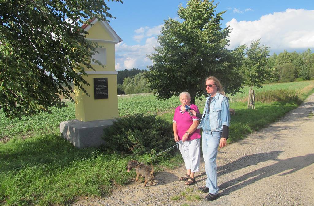 Zde stávala obec Temelínec. Narodila se tu Marie Poláková (na snímku s redaktorem Zdeňkem Zajíčkem). Celá její rodina ale musela kraj opustit, vesnice byla vysídlená a zničená v 80. letech kvůli výstavbě Jaderné elektrárny Temelín