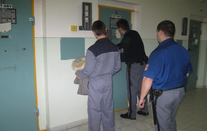 Vězeň při nástupu do vazební věznice v Českých Budějovicích