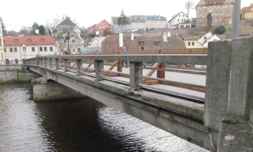 Benešův most v Českém Krumlově je ve špatném stavu. Chodníky pro pěší už muselo město uzavřít, čtyři roky má most sníženou nosnost
