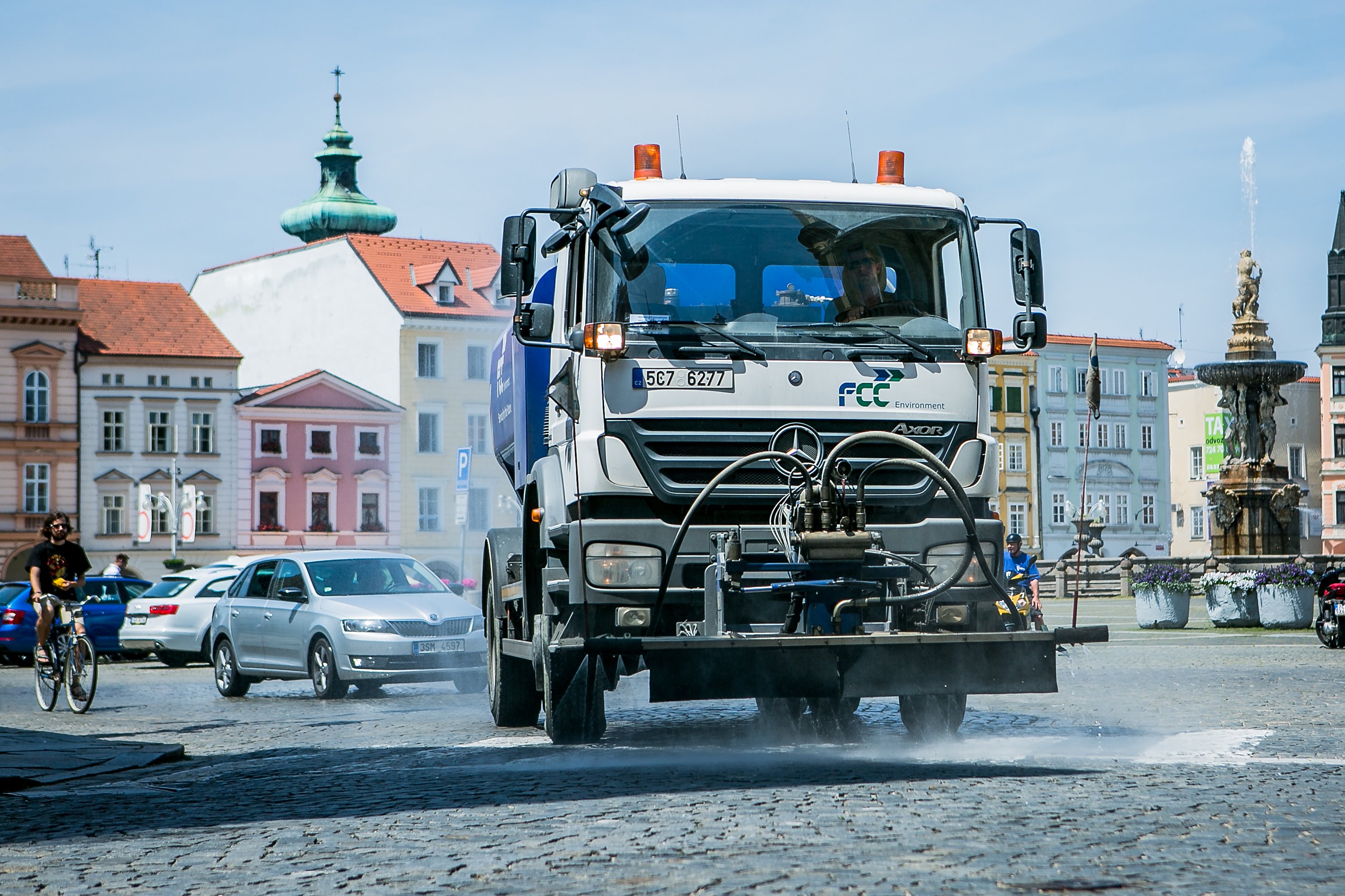 Kropící vůz ochlazuje rozpálené náměstí Přemysla Otakara II. v Českých Budějovicích