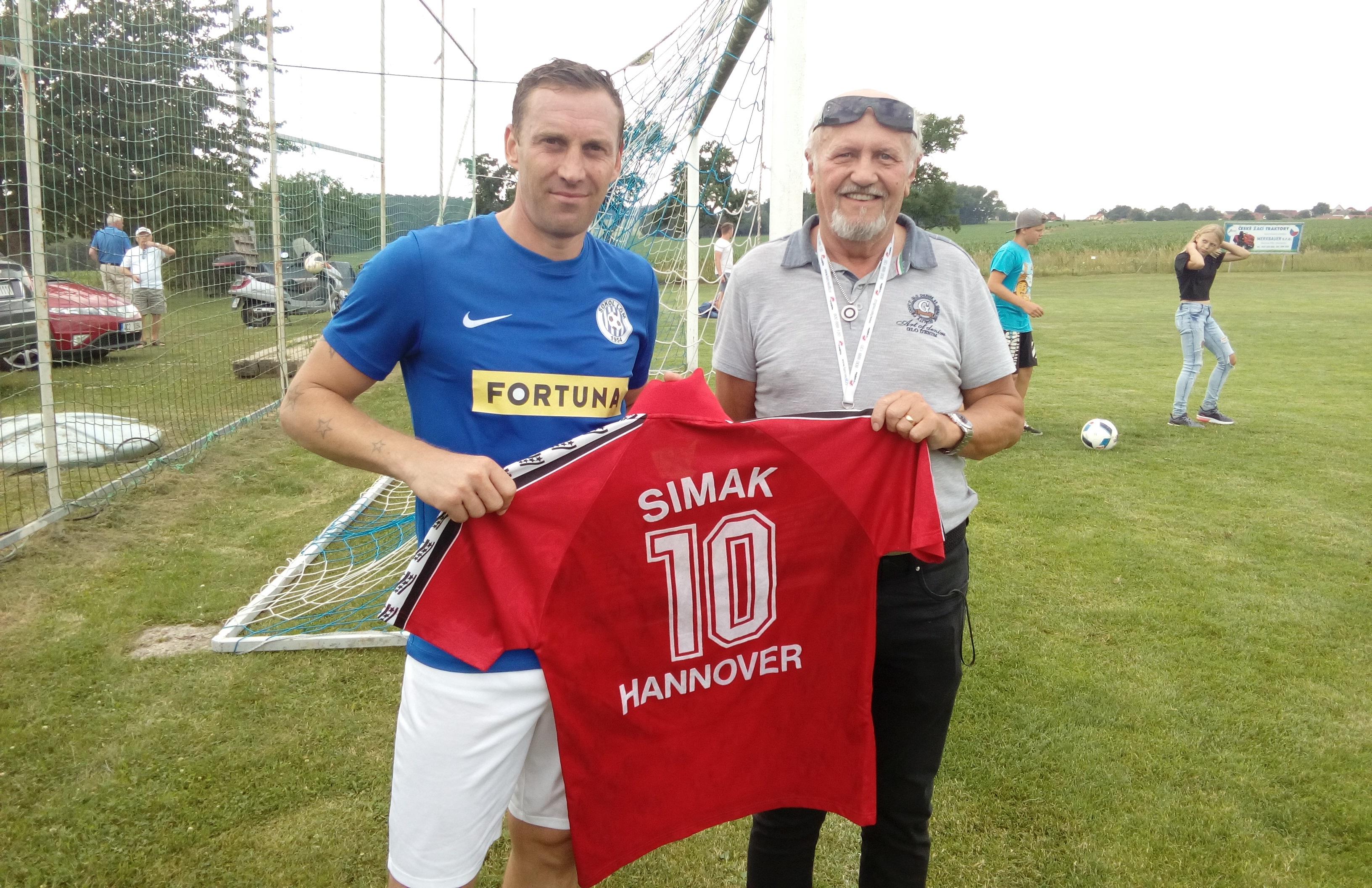Fotbalista Jan Šimák s fanouškem