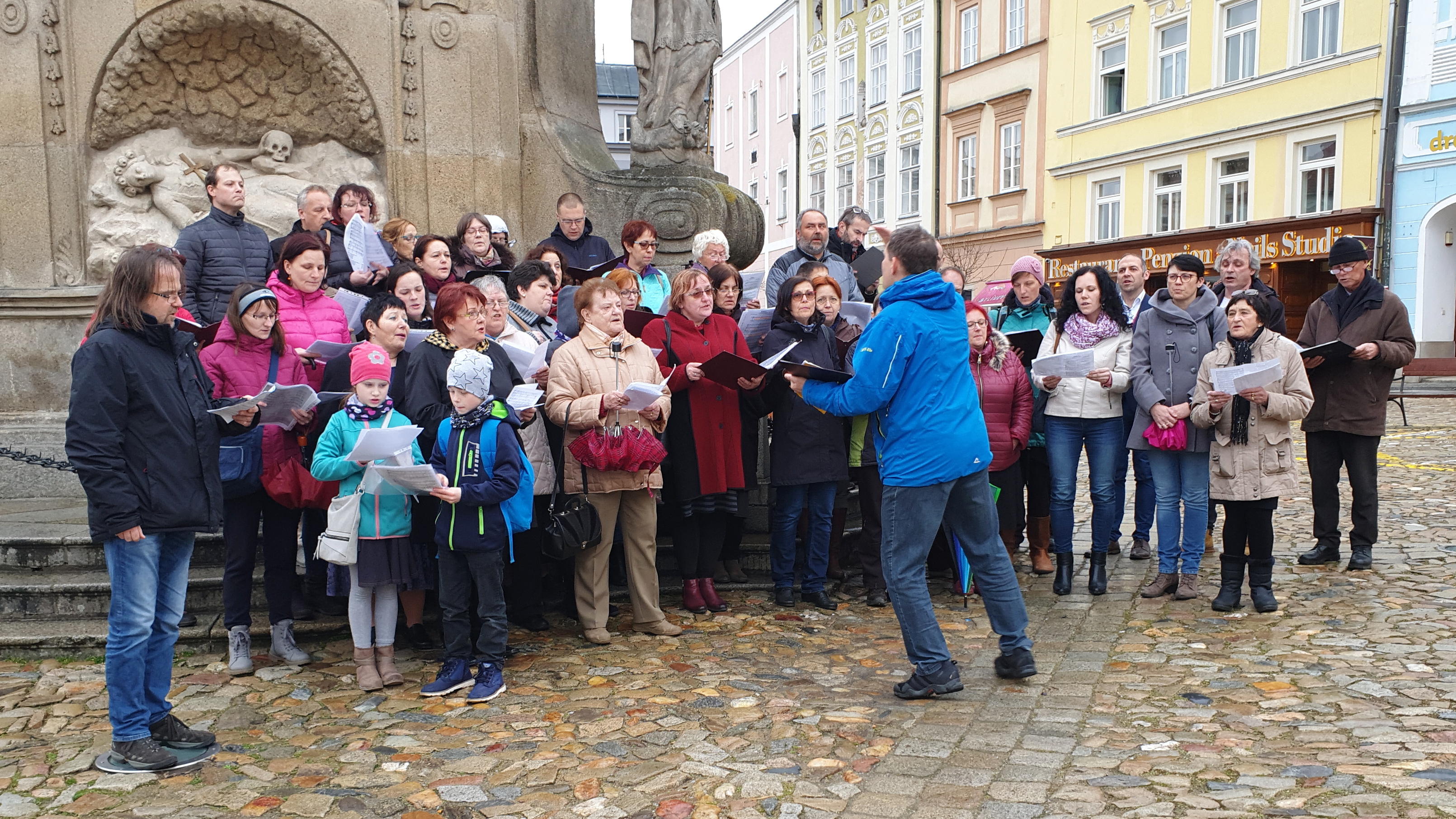 Účastníci happeningu Pamatuj! v Jindřichově Hradci zazpívali českou státní hymnu a také písně Hatikva a Šhema Jisrael