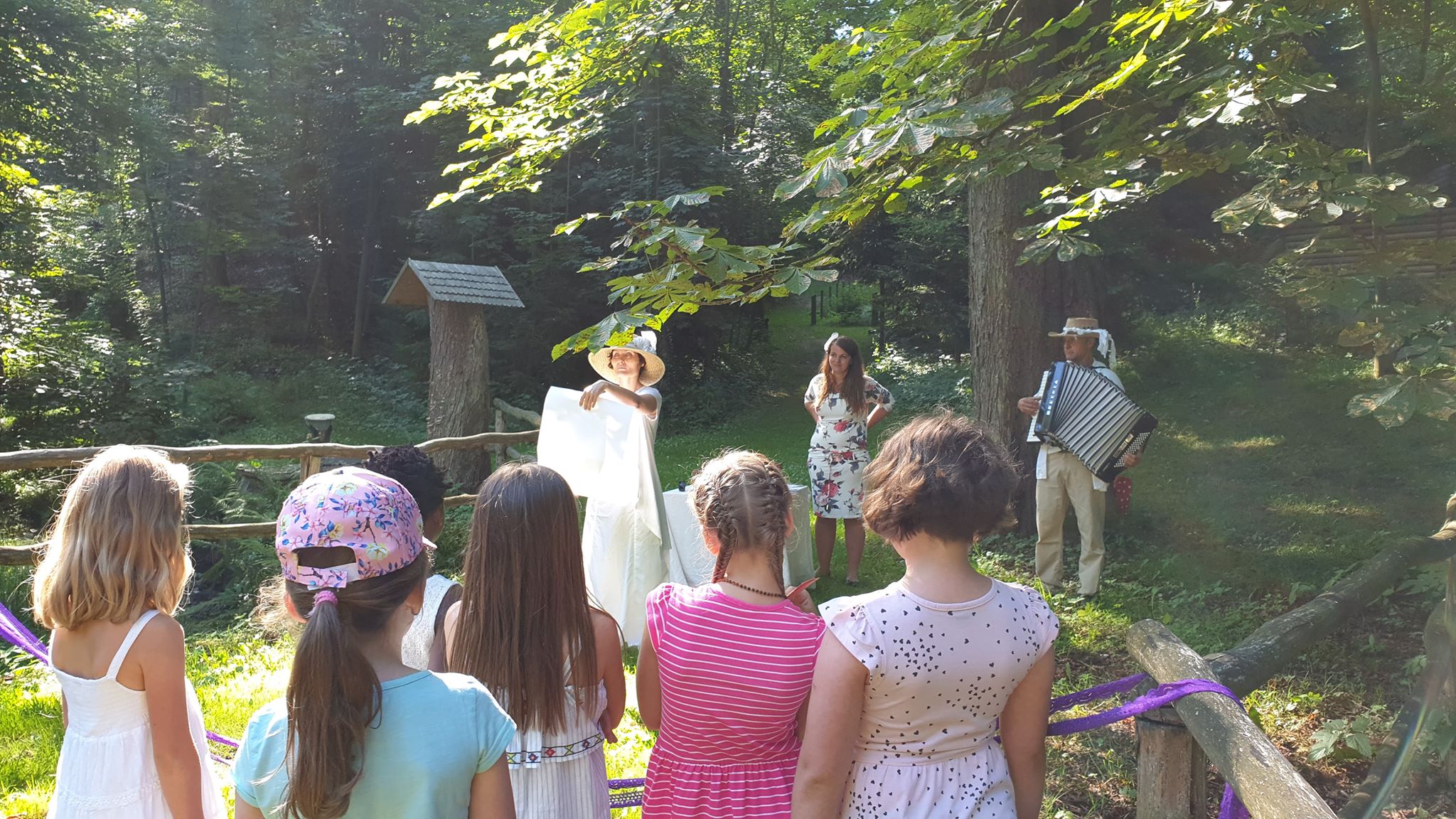 Děti ze školy Doma v lese dostaly vysvědčení u potoka