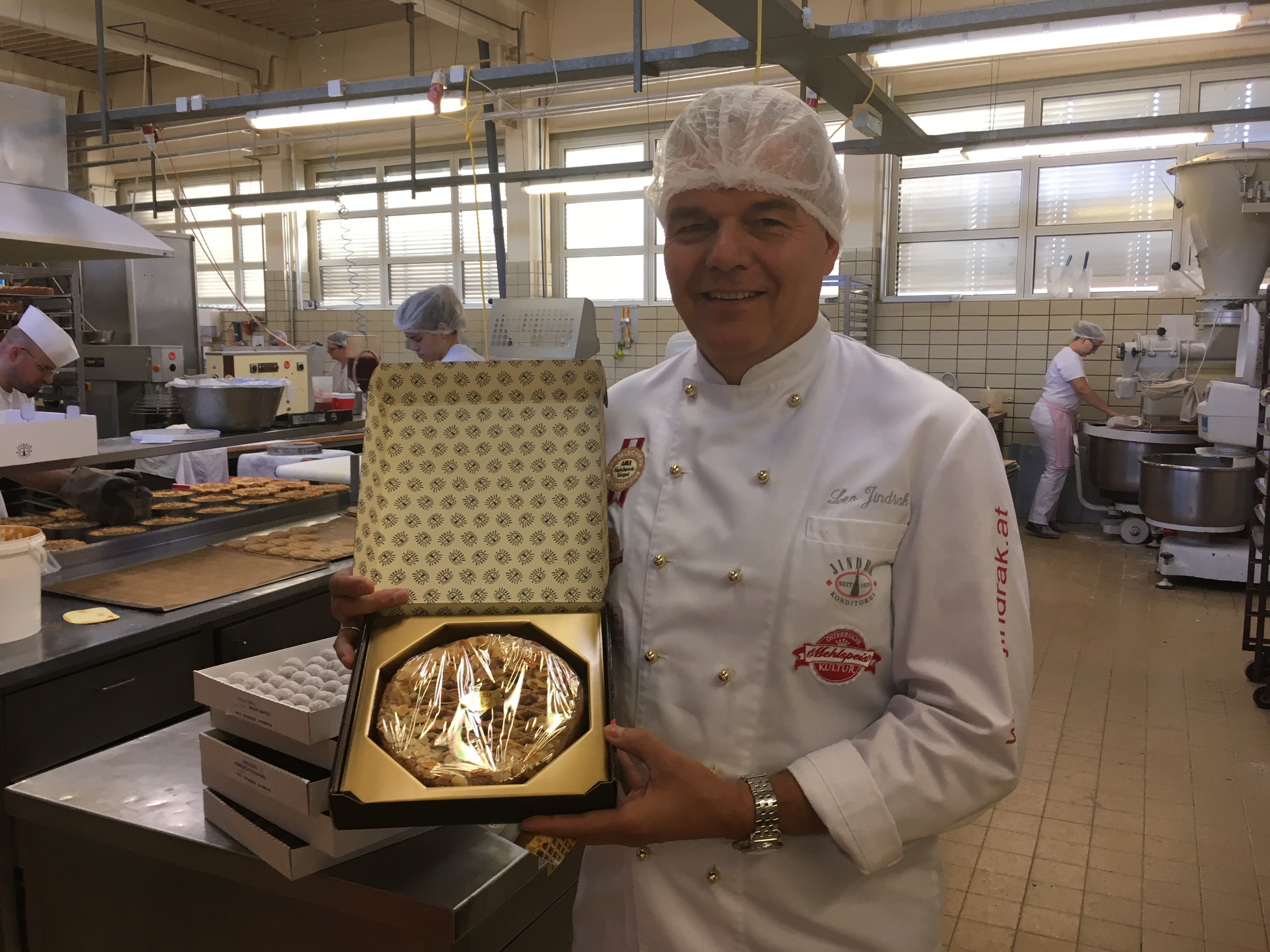 Ve výrobně rodiny Jindráků v centru Lince ročně upečou 115 tisíc lineckých dortů v různých velikostech a baleních