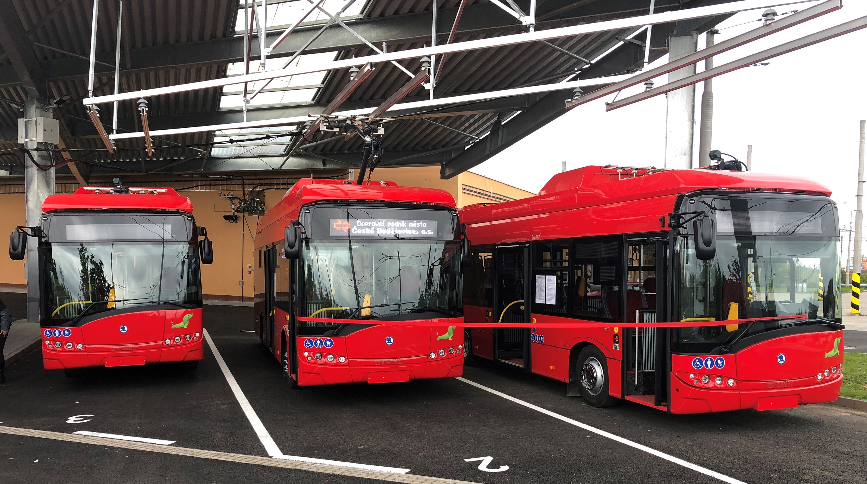 Českobudějovický dopravní podnik koupil pro obsluhu nových linek 21, 22 a 23 v centru města celkem jedenáct elektrobusů. Ve voze může jet až 45 cestujících, z toho 21 sedících