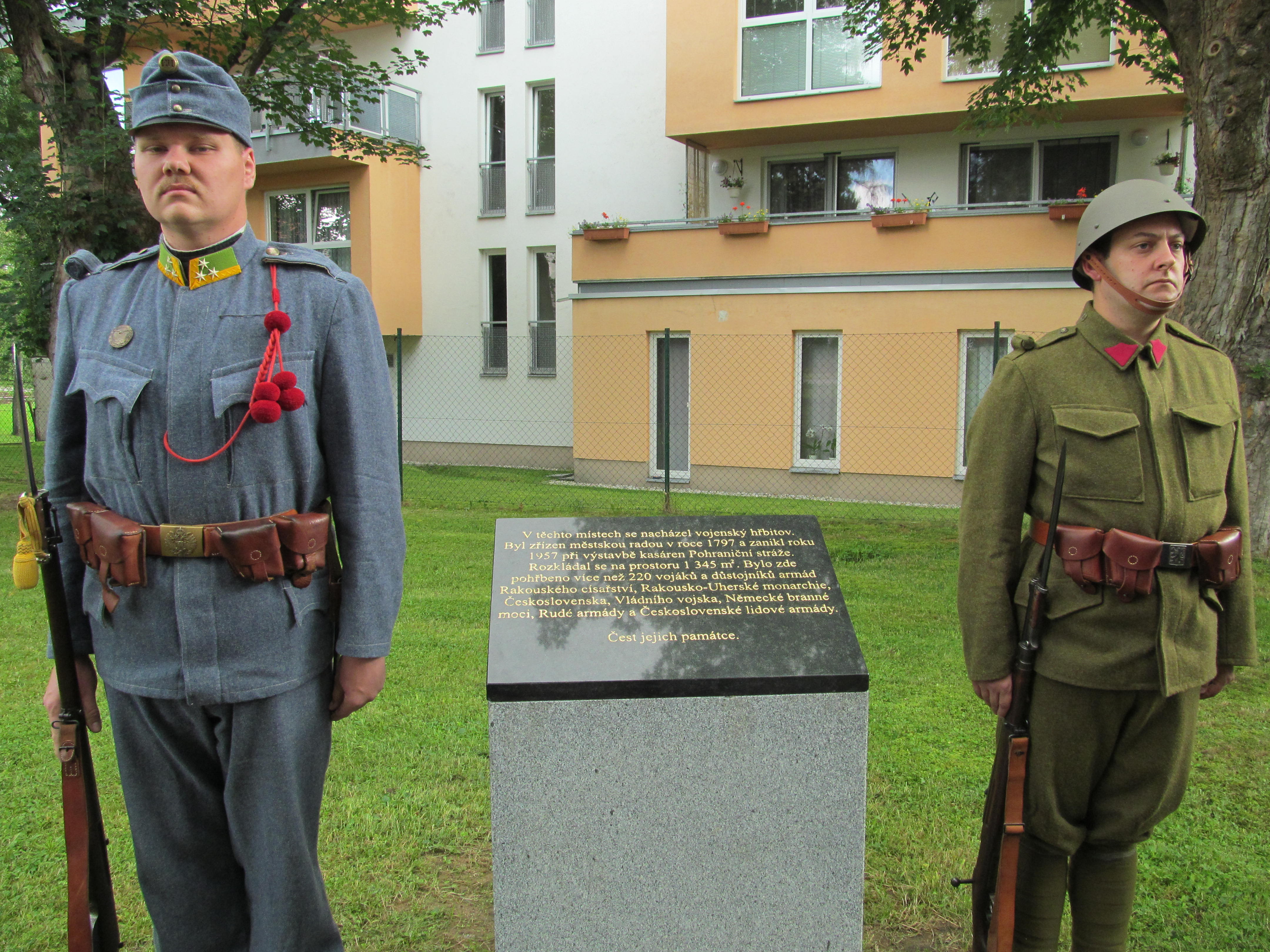Město České Budějovice umístilo do parku v Plavské ulici pamětní desku, která připomíná, že zde býval vojenský hřbitov