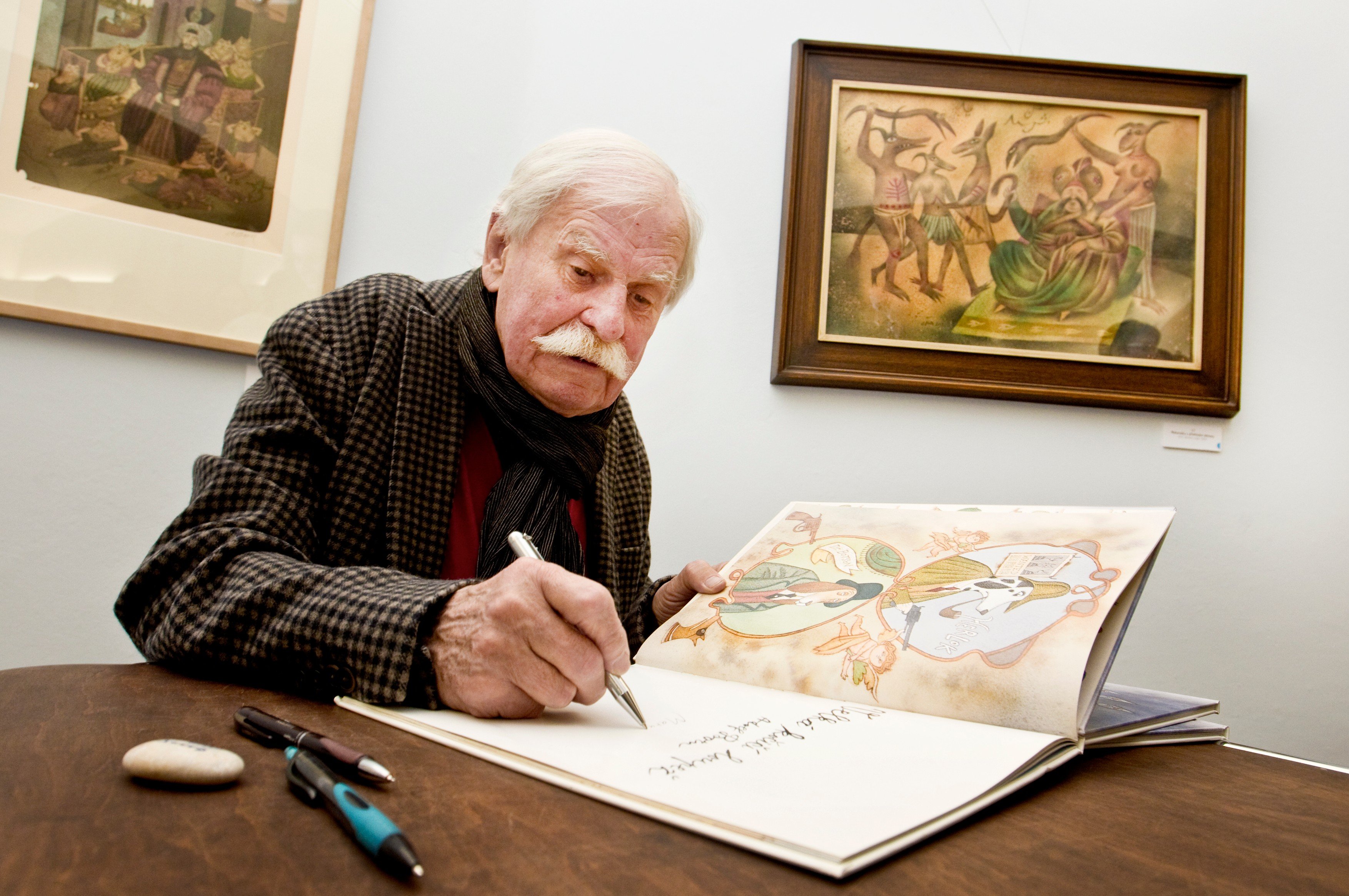 Adolf Born (1930-2016) v roce 2013 při autogramiádě v Galerie Moderna v Praze