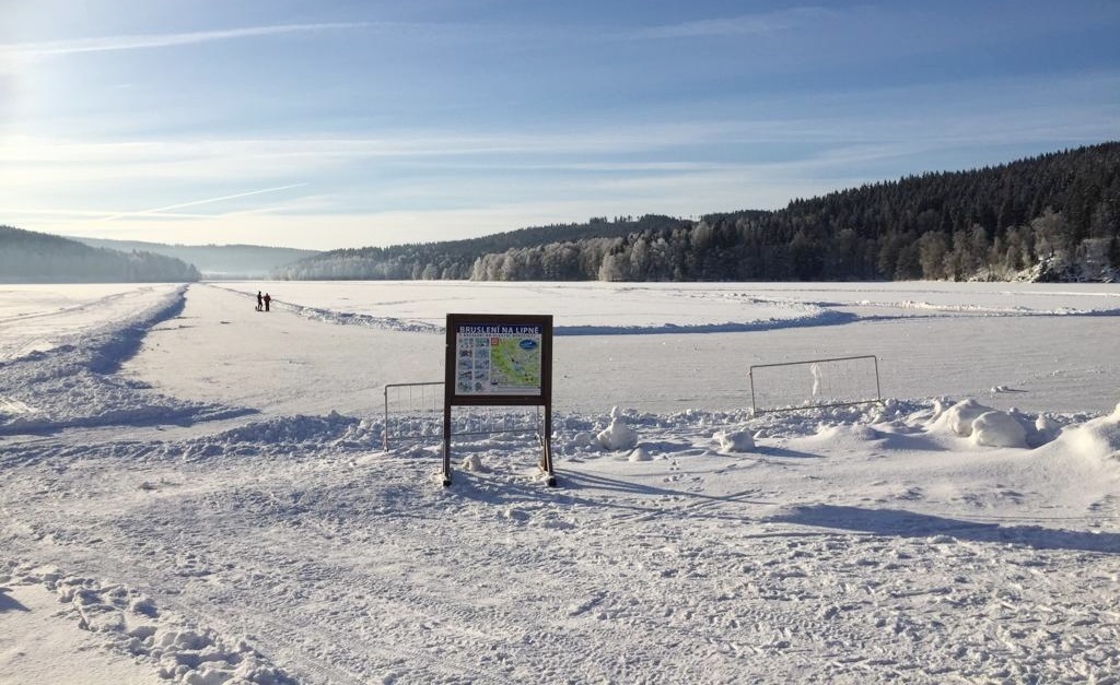 Zamrzlá Lipenská přehrada je nejen rájem pro bruslaře, ale řidiči si často přes led zkracují cestu na druhý břeh