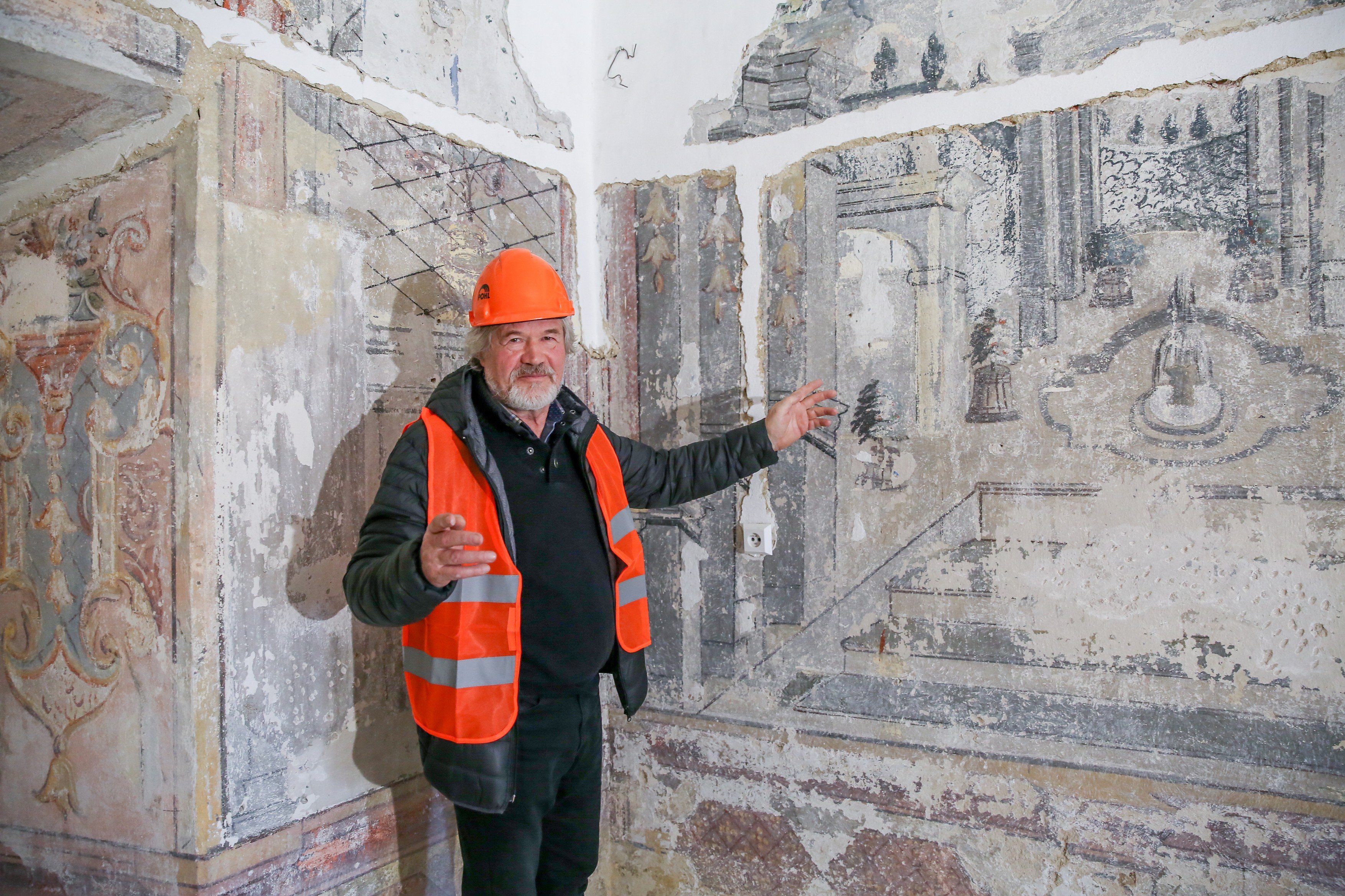 Restaurátoři objevili při obnově hradu ve Strakonicích barokní fresky na stěnách sálu