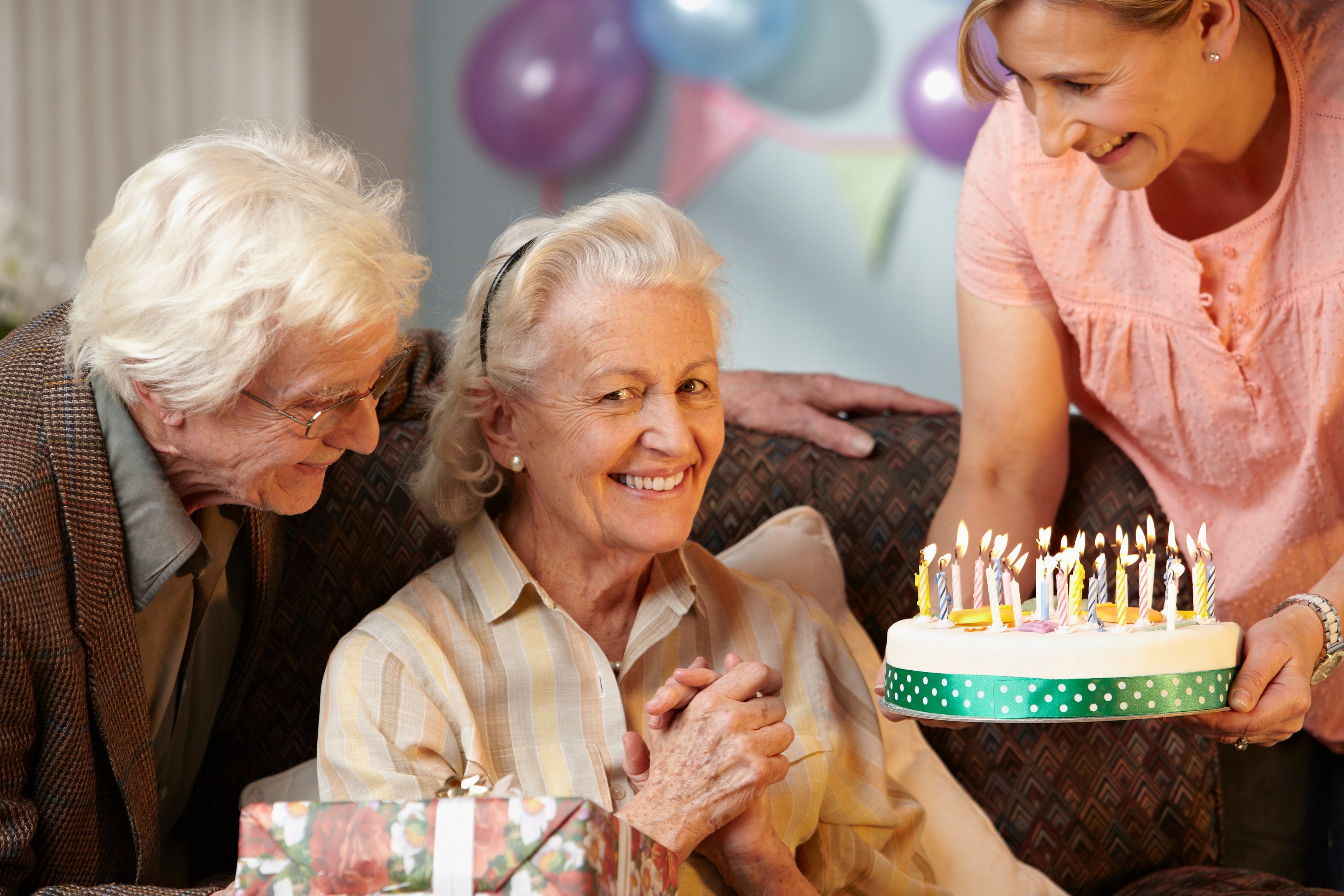 Babička slaví narozeniny, senioři, dort, rodinná oslava