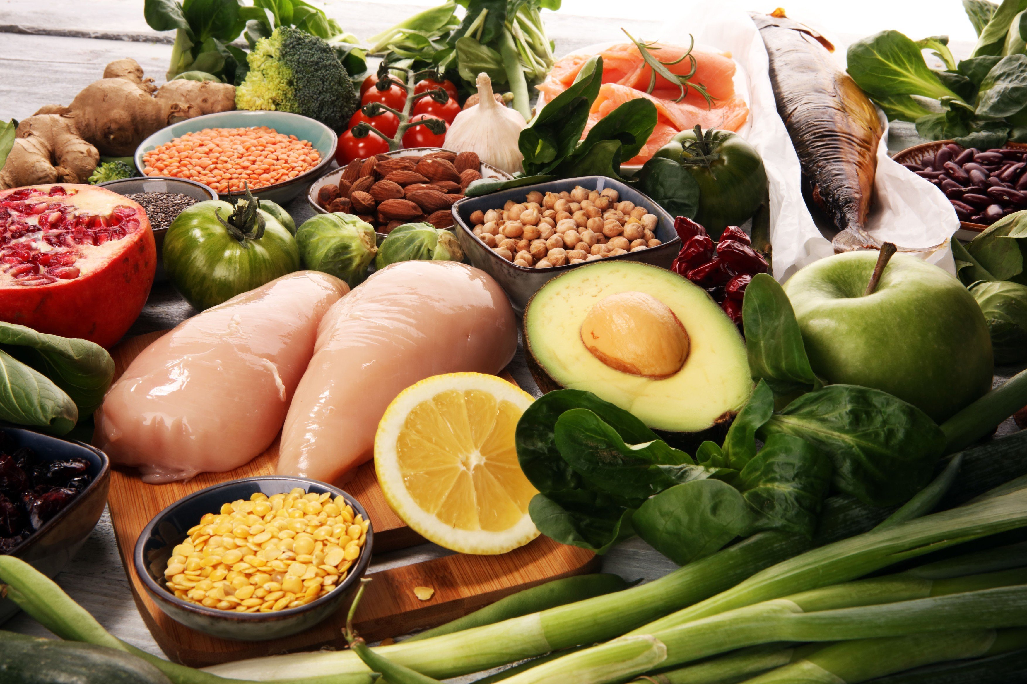 Zdravá strava, dieta, zelenina, ovoce, kuřecí maso, ryby, hubnutí. Ilustrační foto