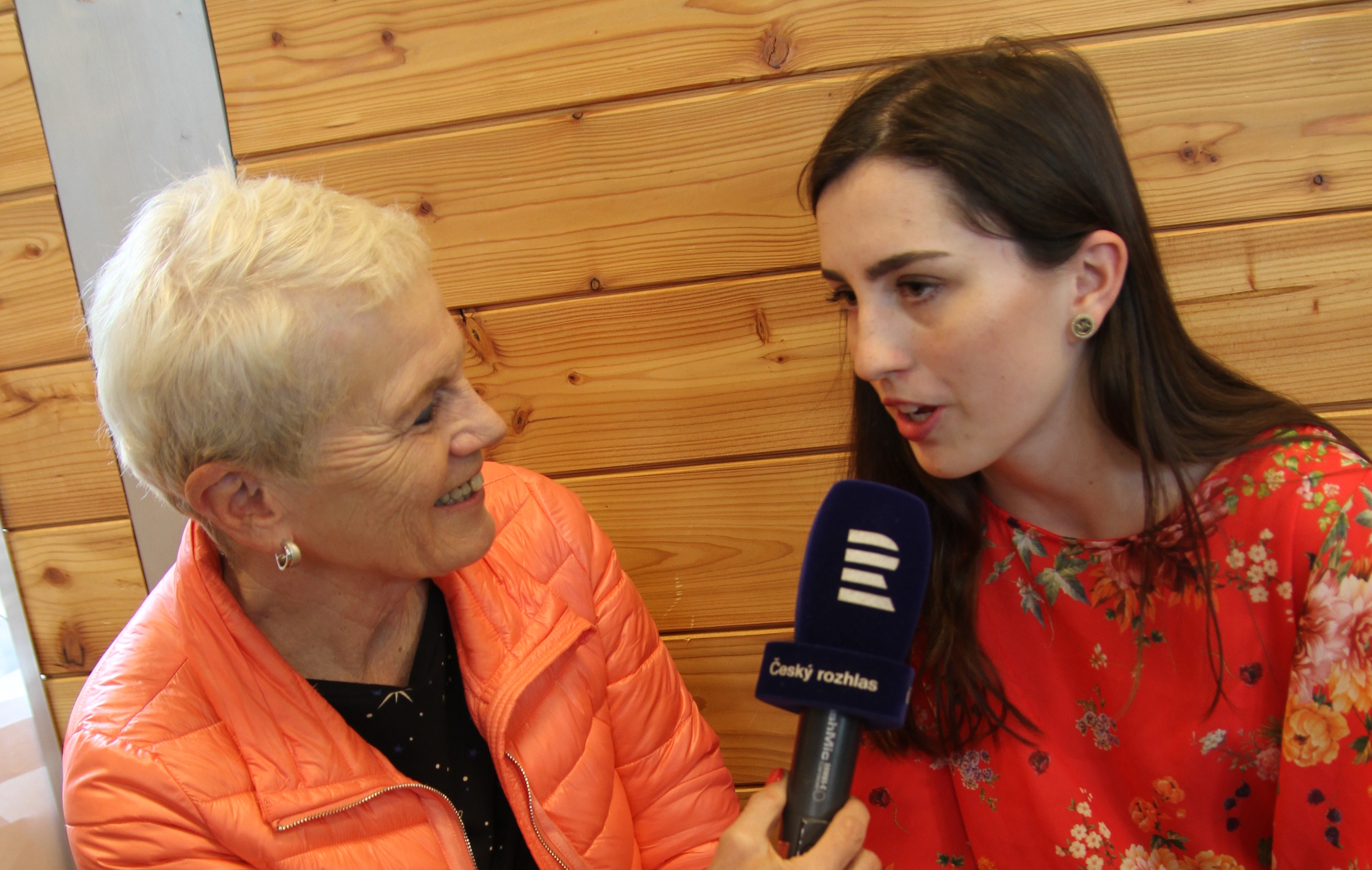 Julie Kučerovská, autorka Kuchařky pro teenagery, s Mirkou Nezvalovou při natáčení rozhovoru pro pořad Dámská jízda