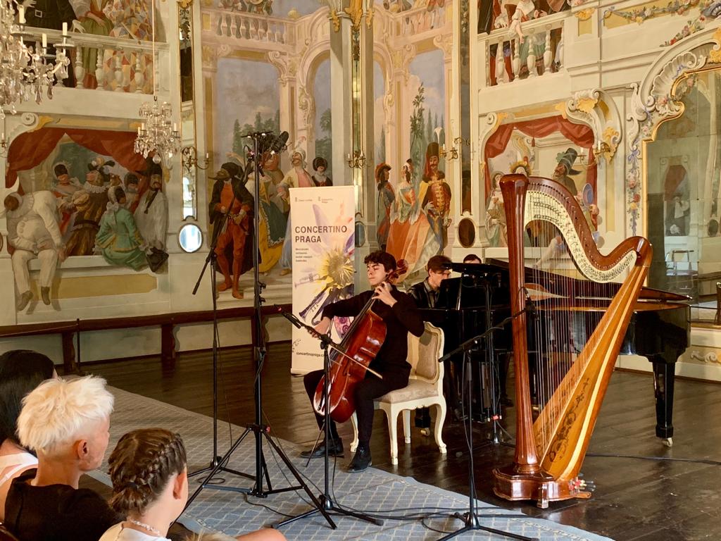 Bulharský violoncellista Syon Najman, laureát Concertina Praga, na koncertě v Českém Krumlově