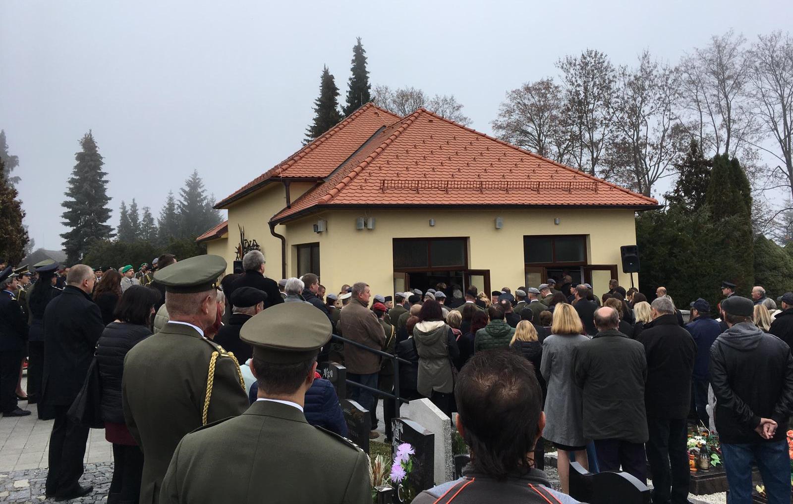 Lidé, kteří se přišli rozloučit s padlým vojákem Tomášem Procházkou, zcela zaplnili hřbitov v jeho rodných Prachaticích