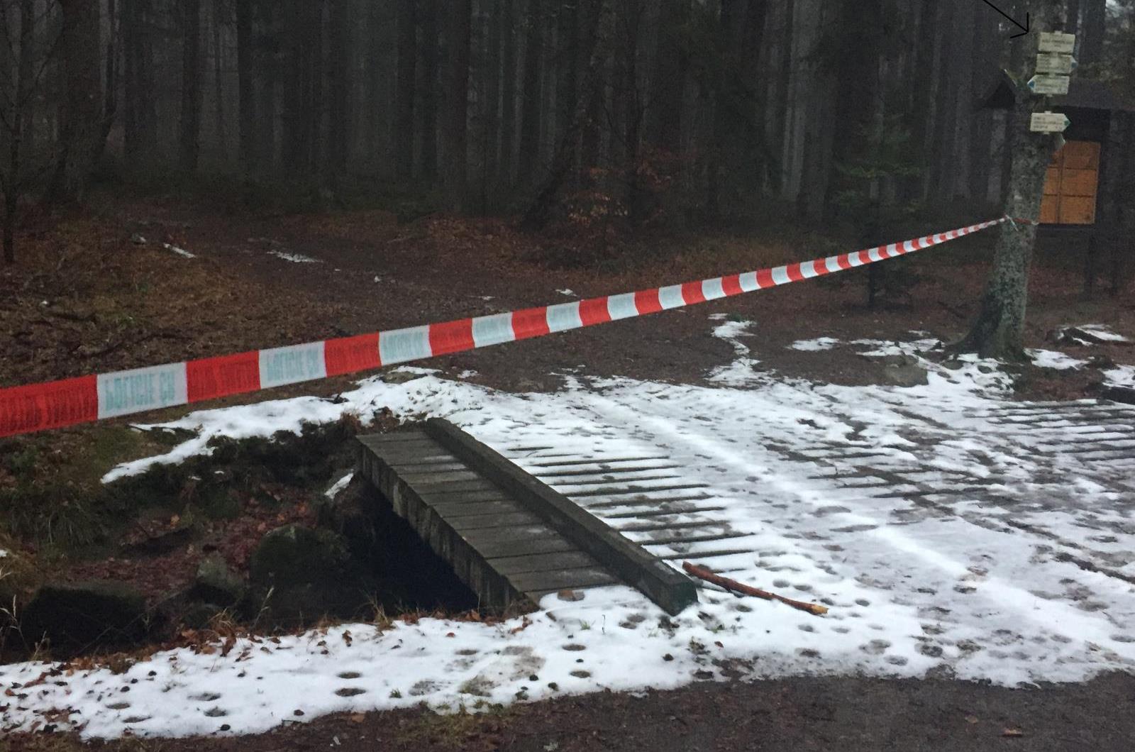Rozcestník Raškov u Schwarzenberského kanálu na Šumavě, u kterého bylo v neděli nalezeno tělo mrtvého muže