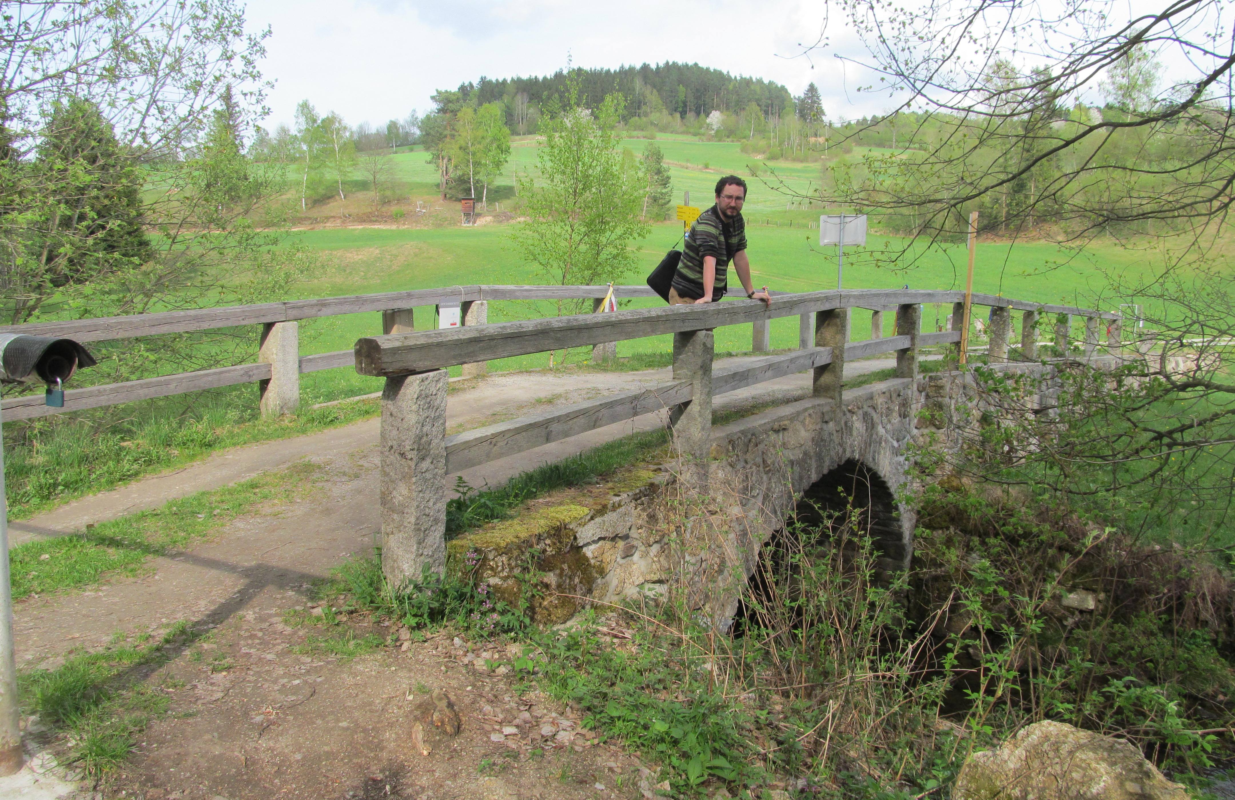 Hraniční kamenný mostek nedaleko Cetvin, pod ním řeka Malše. Na jední straně Česká republika, na druhé Rakousko