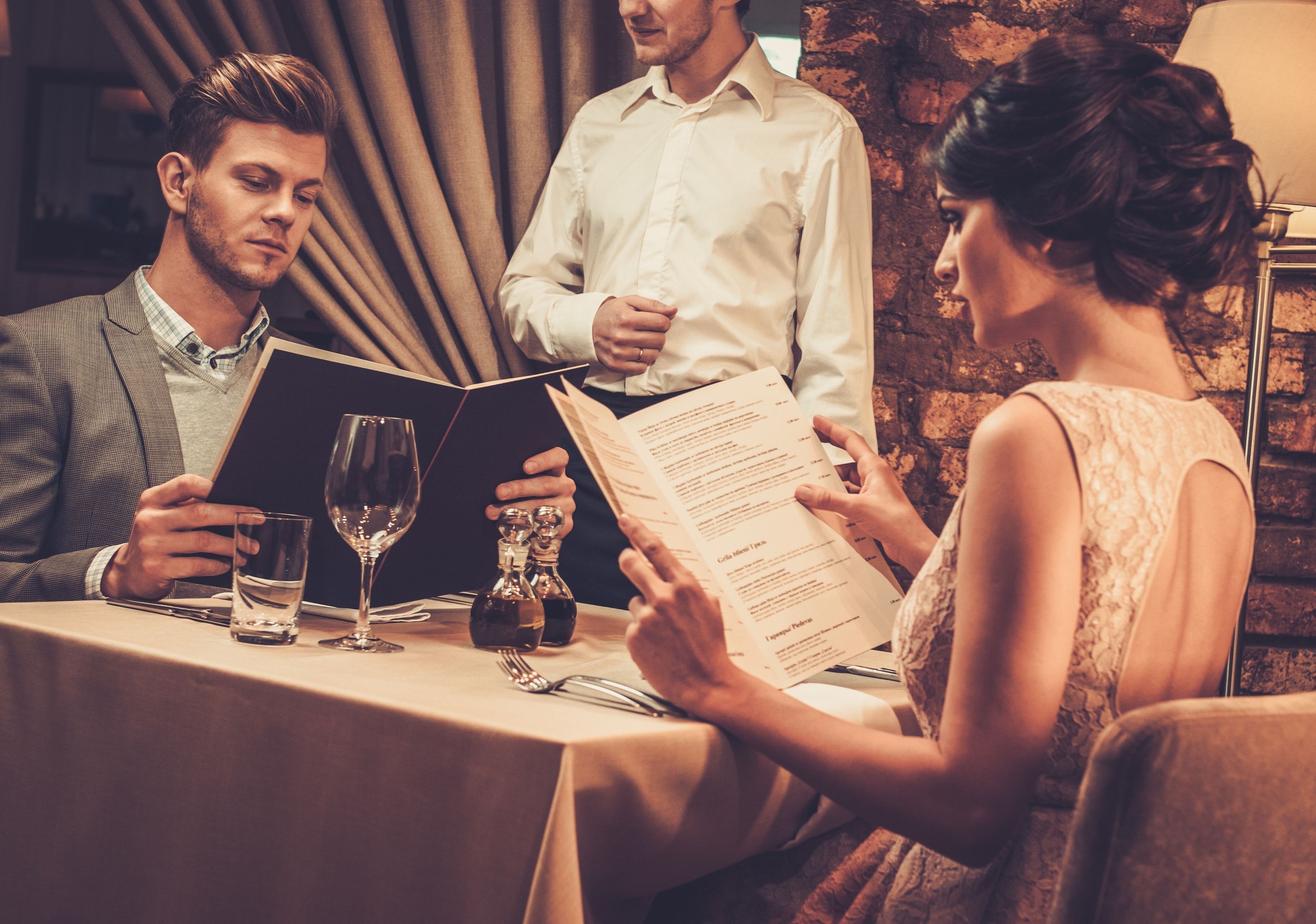 Restaurace, večeře, rande, schůzka, romantika. Ilustrační foto