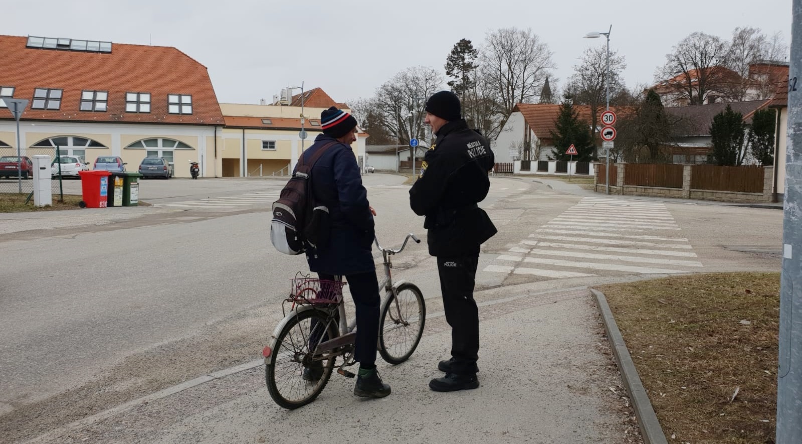 Městští strážníci v Třeboni kontrolují cyklisty i v zimě