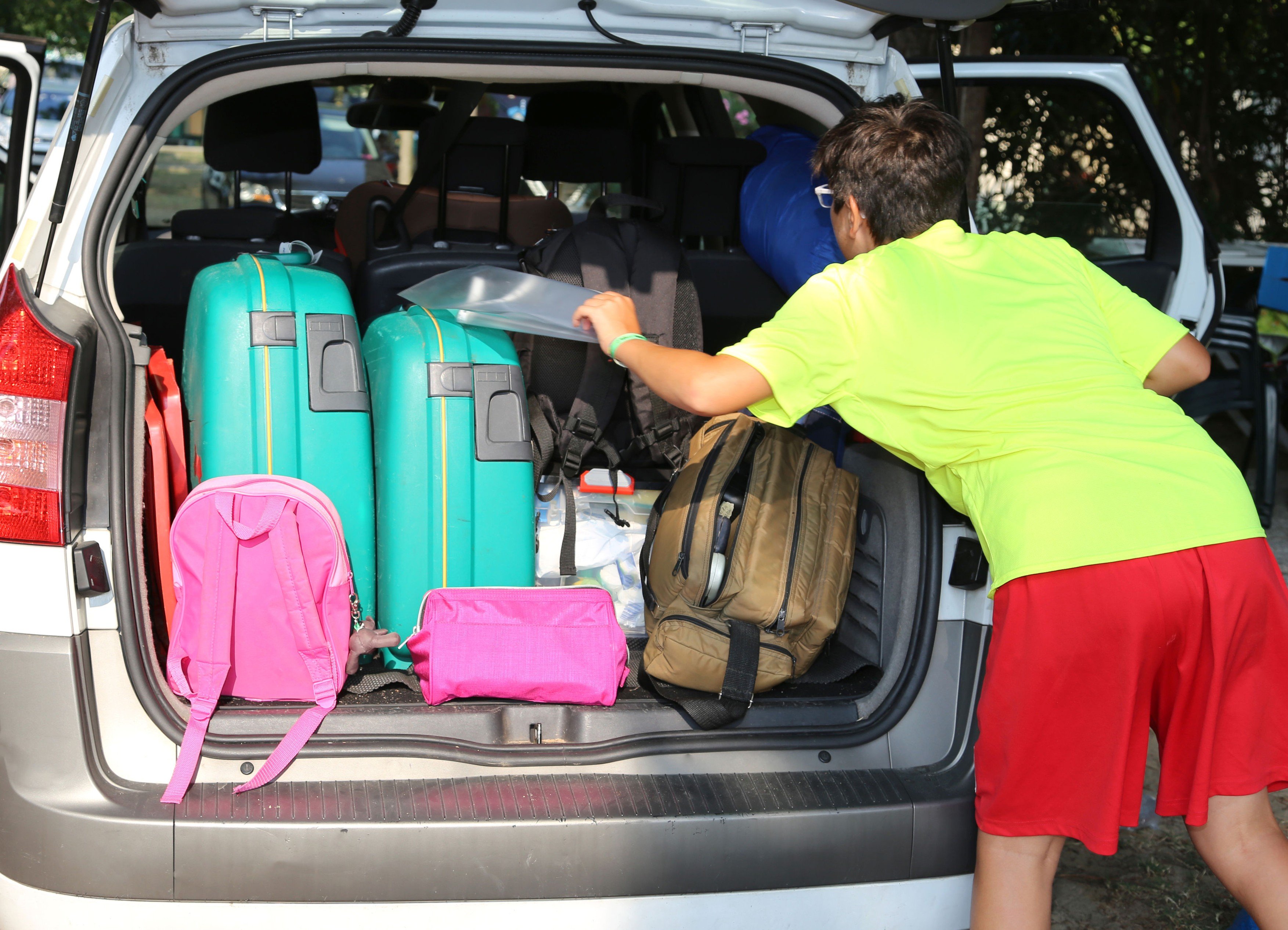 Kufry, auto, cestování, dovolená, balení