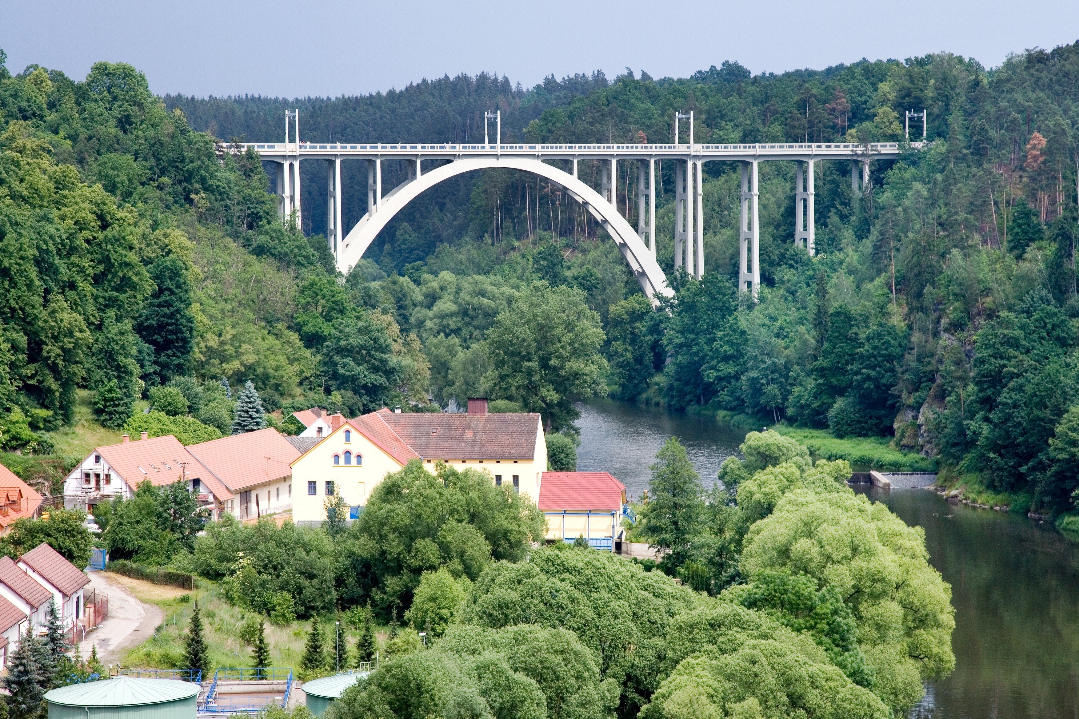 Bechyňská duha, unikátní železobetonový most přes řeku Lužnici v Bechyni