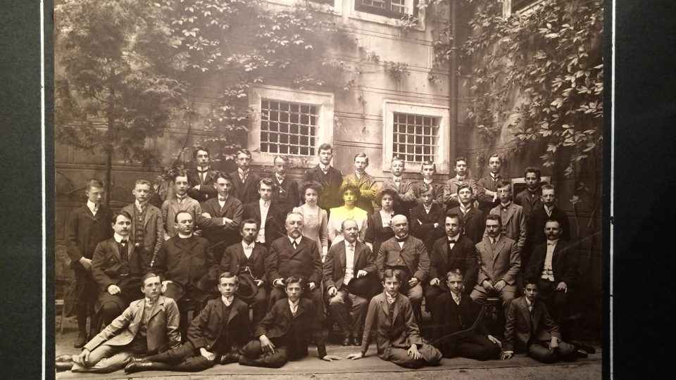 Kvarta třeboňského gymnázia v roce 1910, dívek pomalu přibývá