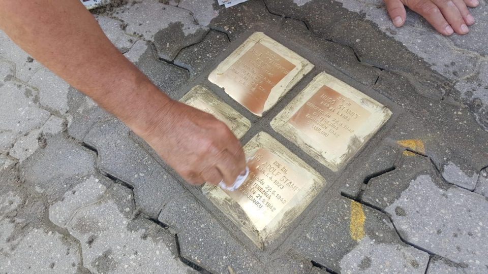 Ve Vídeňské ulici v Jindřichově Hradci vsadili do chodníku kostky, které připomínají čtyři členy židovské rodiny zavražděné v koncentračním táboře