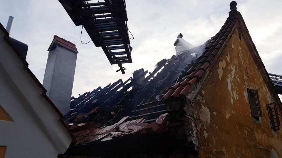 Požár zachvátil dům a penzion v Rooseveltově ulici v centru Českého Krumlova