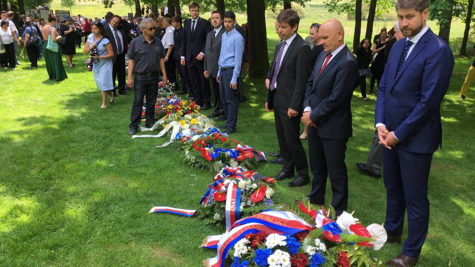 Stovky lidí opět uctily památku obětí romského holokaustu v Letech u Písku
