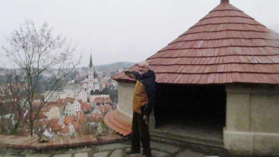 Zámecký zahradník Jiří Olšan před Paraplíčkem. Pod střechou, kterou je možné zvednout, sedávaly dámy a koukaly do kraje
