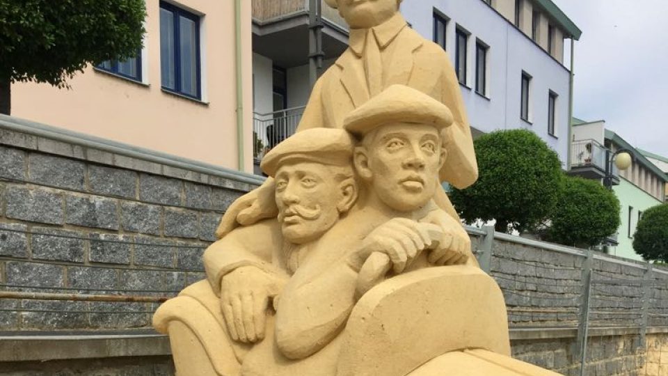 Obří sochy na náplavce řeky Otavy opět nabídne Pískoviště v Písku. Tentokrát na téma Jak jsme v Písku vyhlašovali republiku