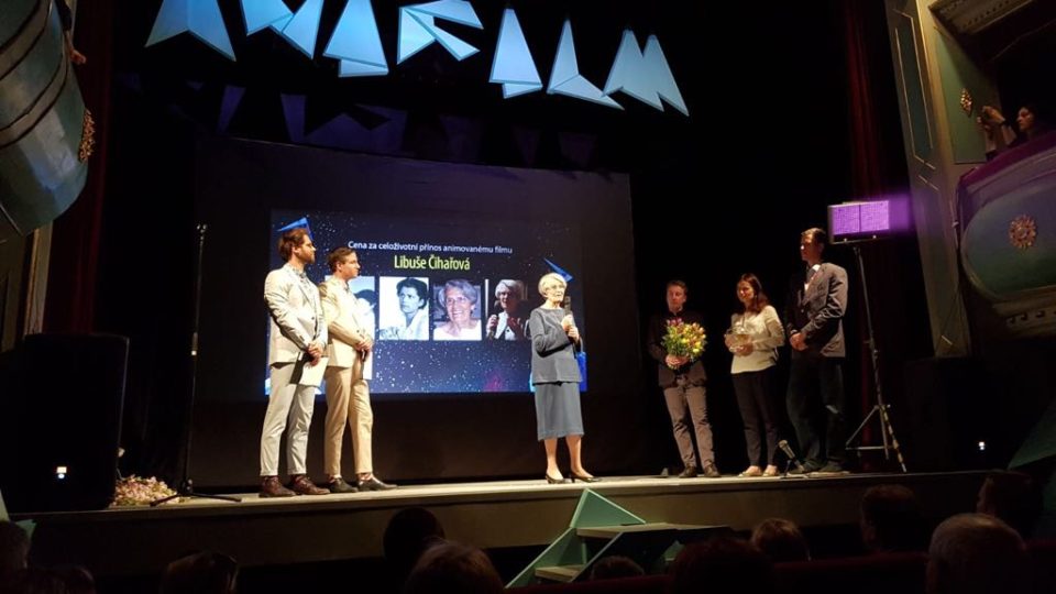 Cenu za celoživotní přínos animovanému filmu převzala při zahájení festivalu Anifilm Libuše Čihařová, spoluautorka večerníčků Bob a Bobek či Maxipes Fík