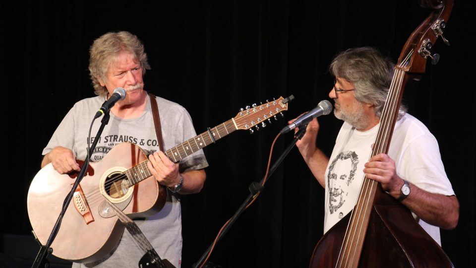 Speciální díl Folkového antikvariátu Pavla Zajíce (vlevo) se vysílal živě ze studiového sálu