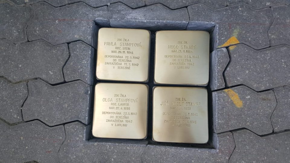 Ve Vídeňské ulici v Jindřichově Hradci vsadili do chodníku kostky, které připomínají čtyři členy židovské rodiny zavražděné v koncentračním táboře