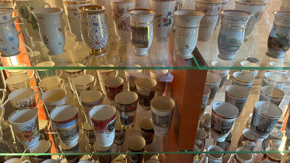 Co se týče materiálů, převládají v muzeu porcelánové pohárky