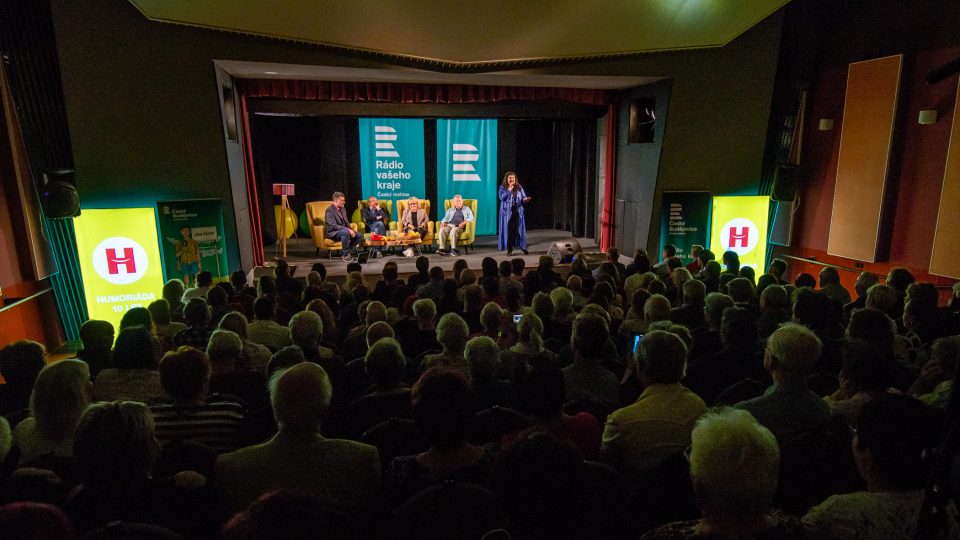 Zaplněný sál kulturního domu Metropol v Českých Budějovicích