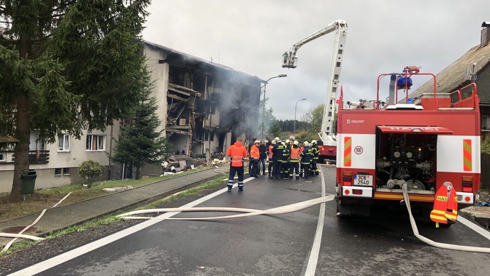 V Lenoře na Prachaticku zasahují hasiči u výbuchu bytového domu
