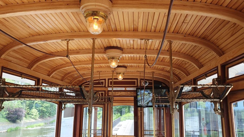 Replika historického tramvajového vozu je volně přístupná