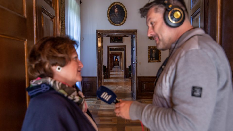 Andrea Kolowrat Krakowská Libsteinská s Patrikem Rozehnalem před enfiládou (průhledy skrz několik místností) v prvním patře zámku